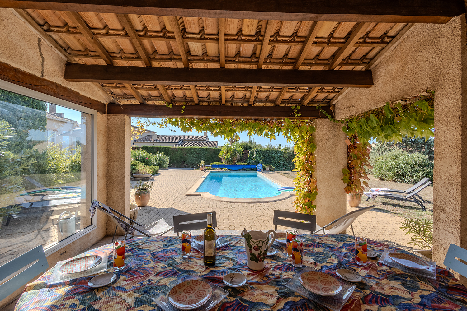 Shaded dining pool terrace Shaded dining pool terrace