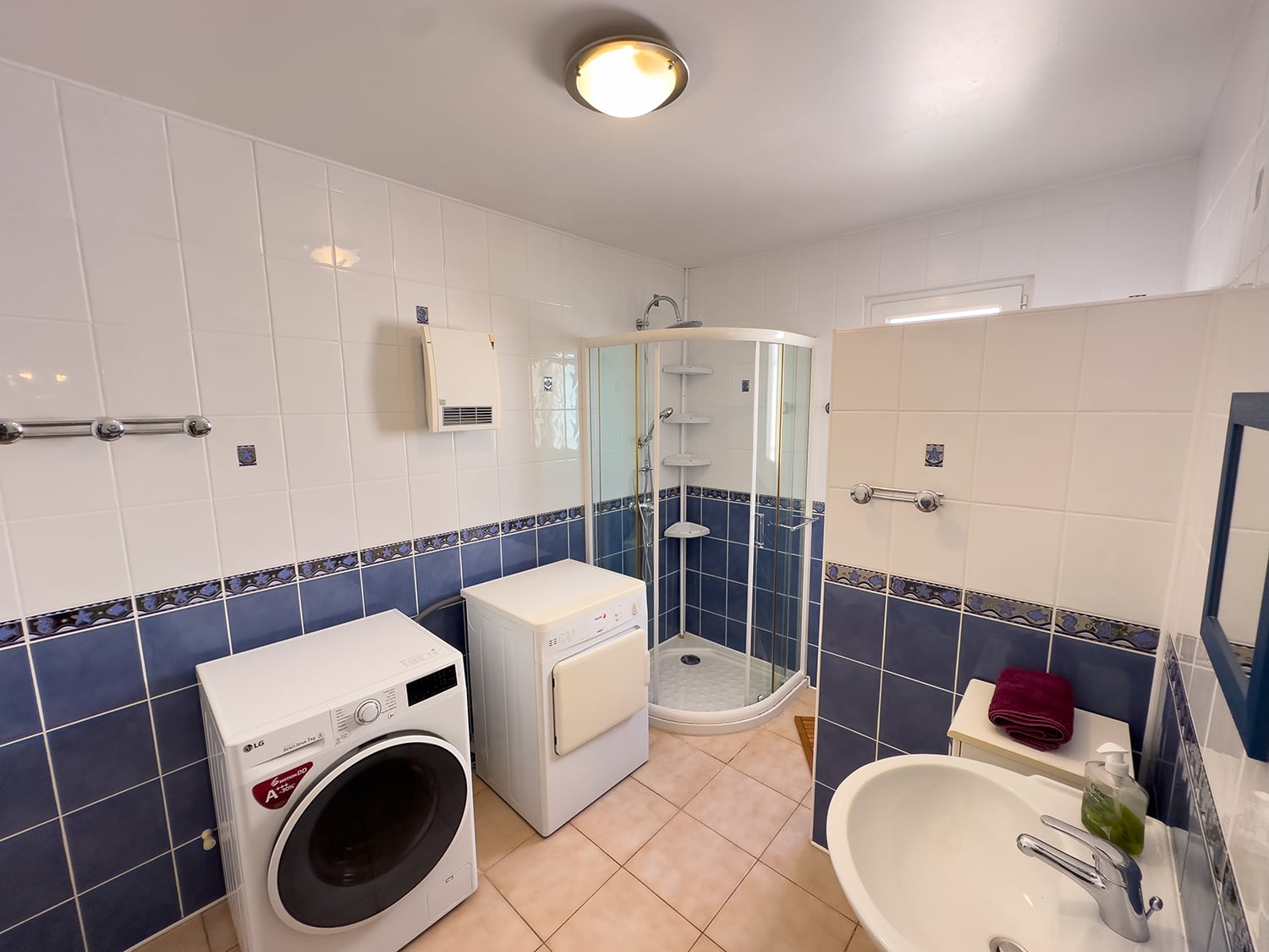 Bathroom | Vacation villa in Pézenas