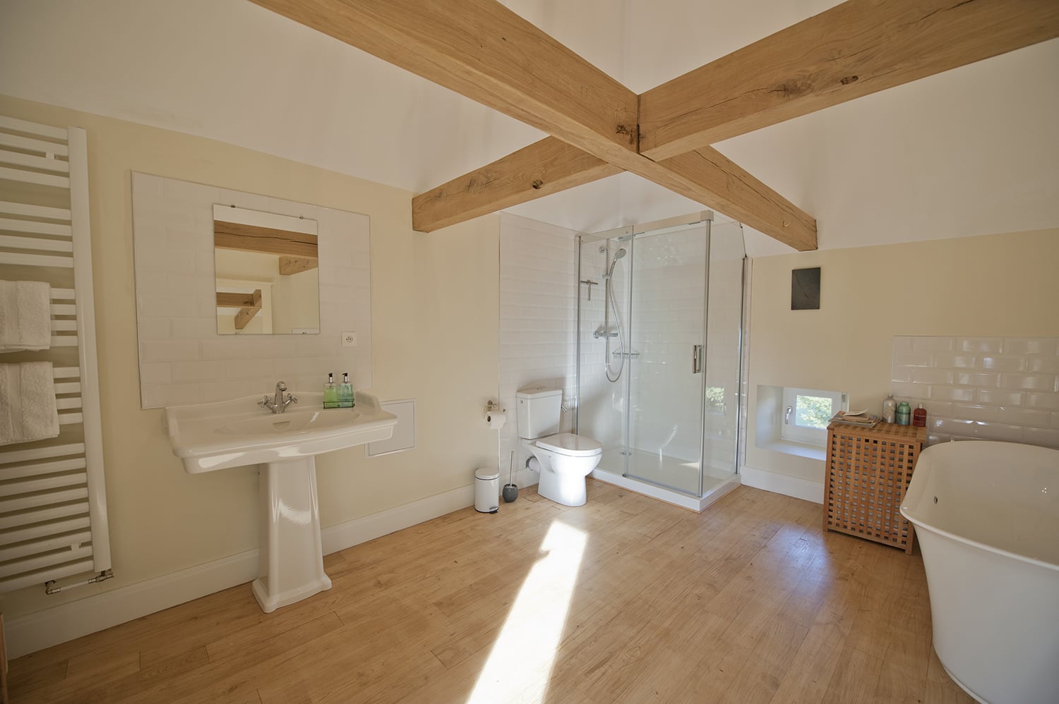 Bathroom | Holiday château in Nouvelle-Aquitaine