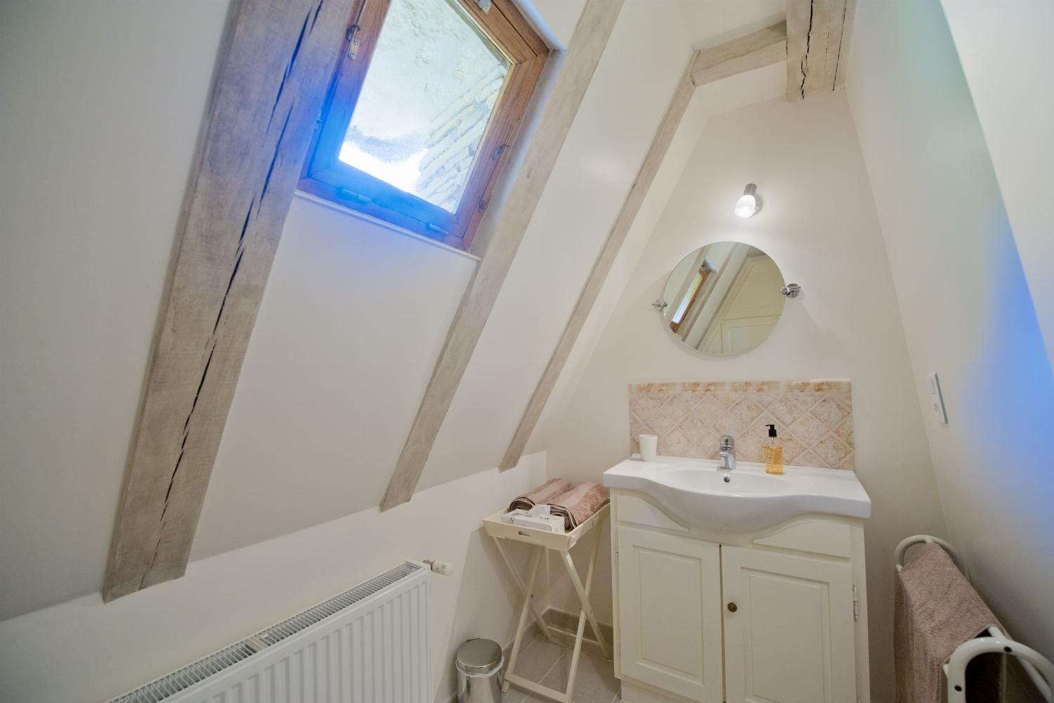 Bathroom | Rental cottage in Nouvelle-Aquitaine