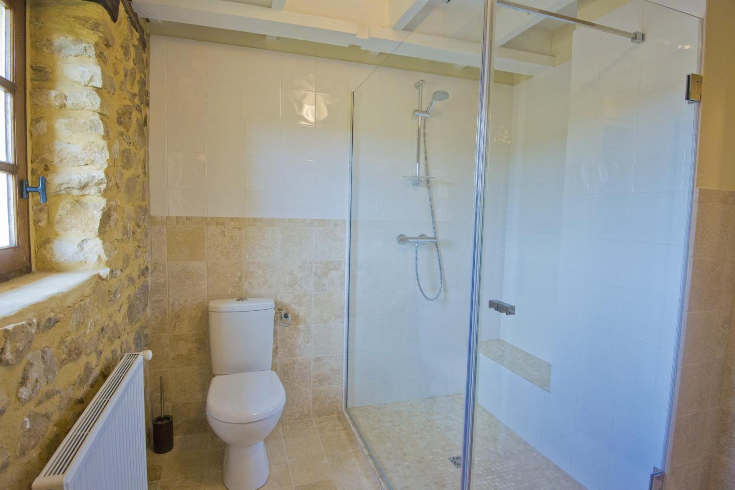 Bathroom | Holiday accommodation in Dordogne