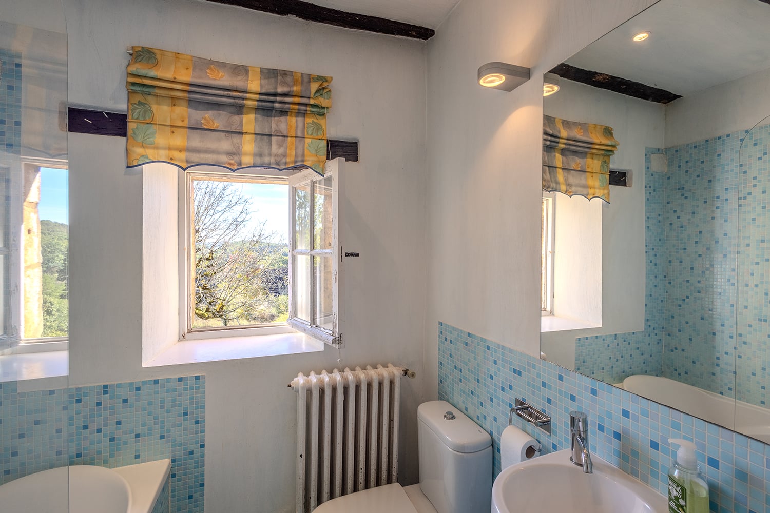 Bathroom | Rental home in Dordogne