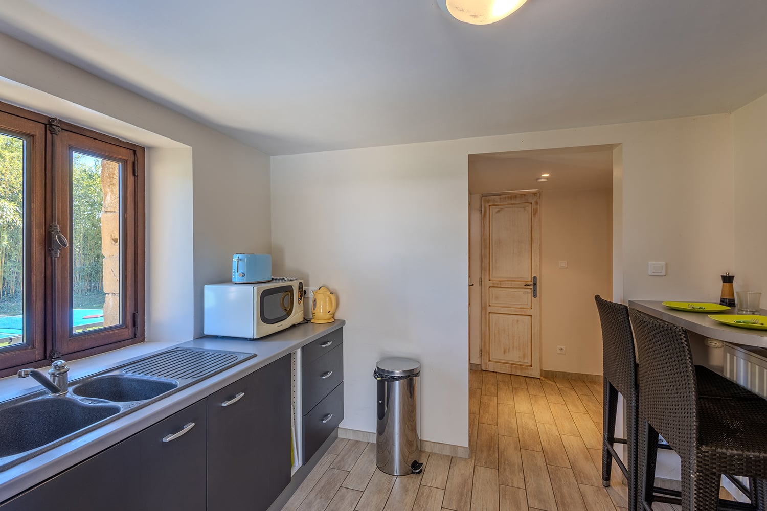 Kitchen - Poolside garden cottage