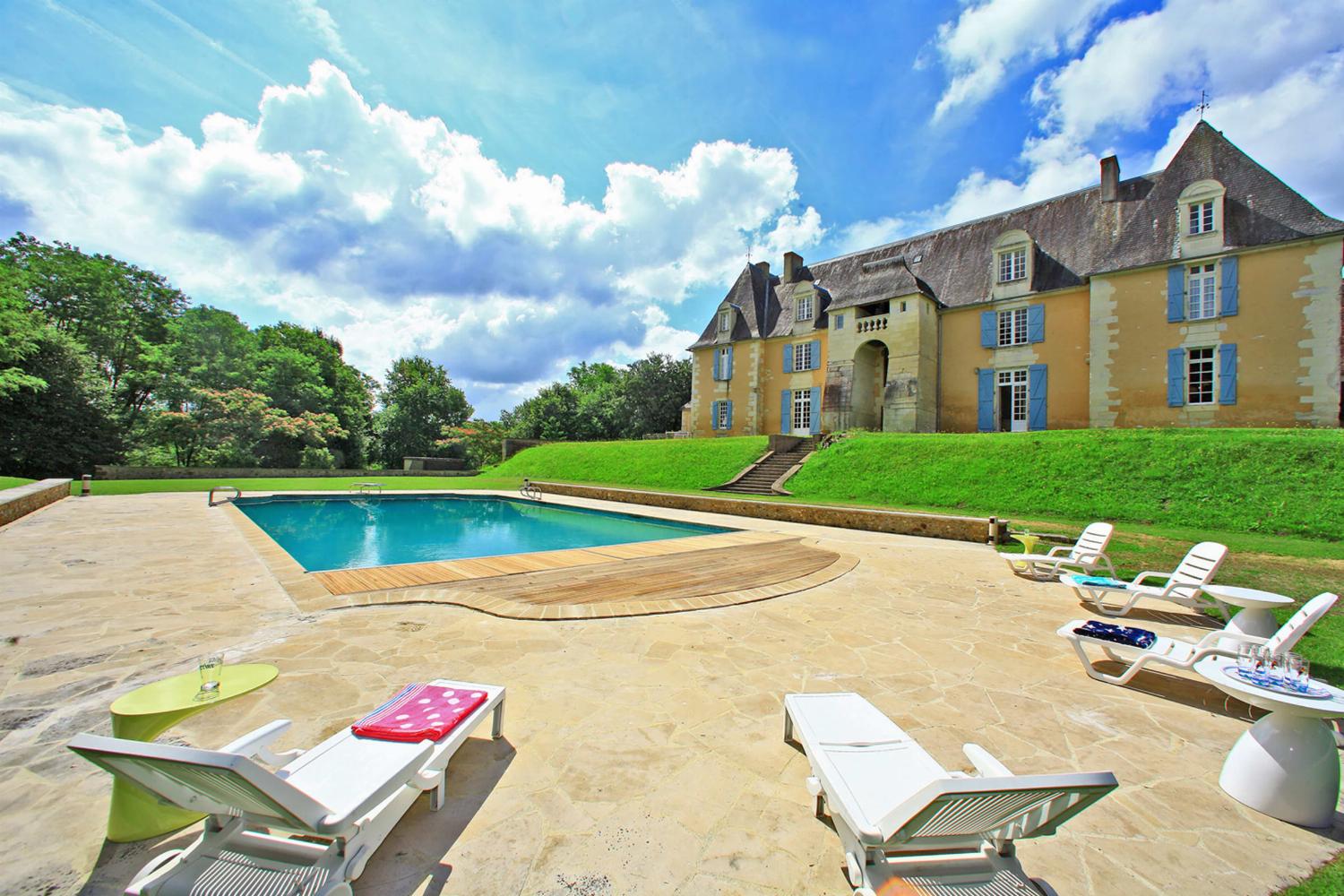 Château de vacances en Dordogne avec piscine privée chauffée