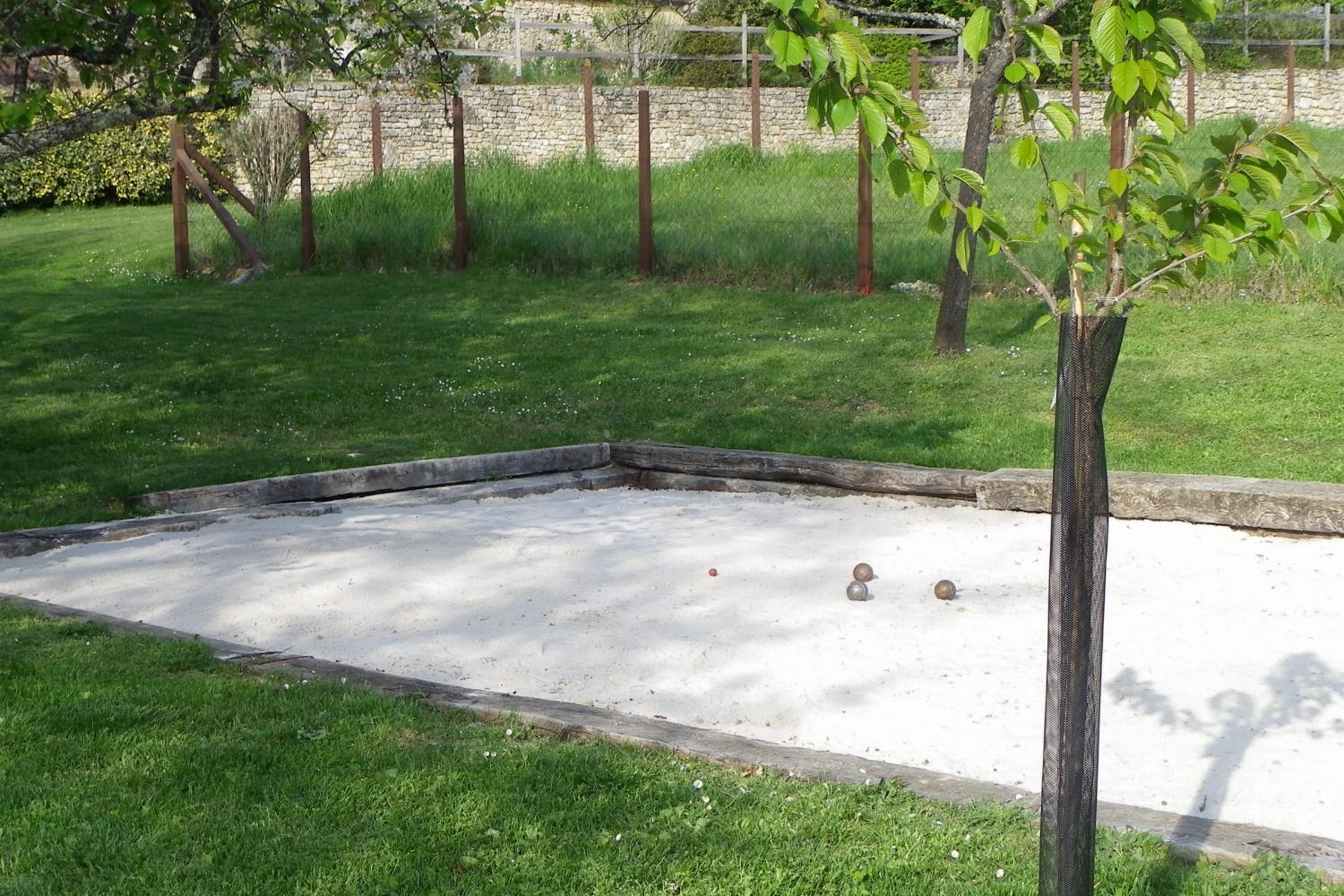 Boules court
