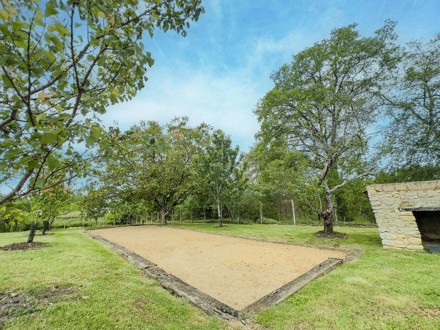 Boules court