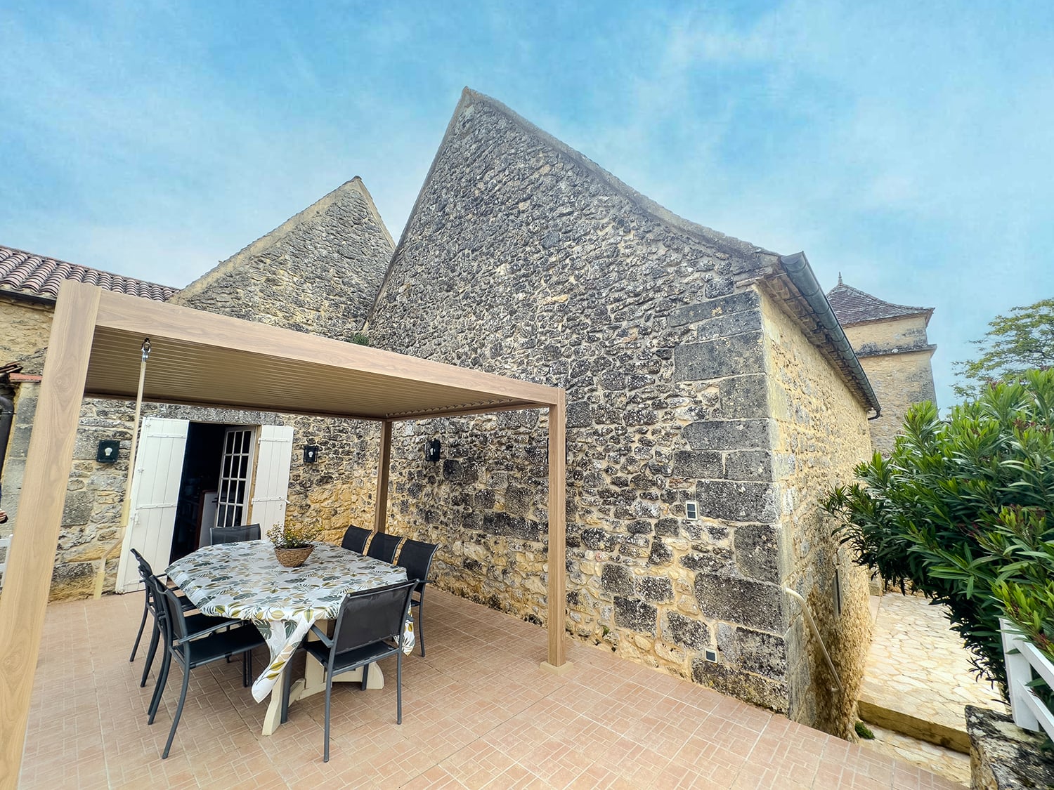 Covered dining terrace