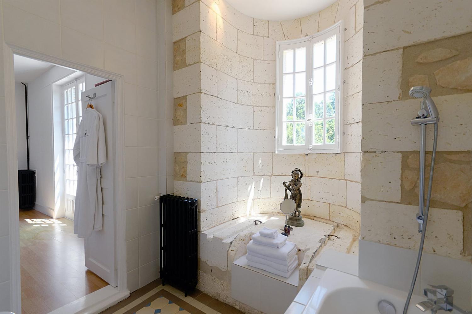 Bathroom | Vacation château in Charente