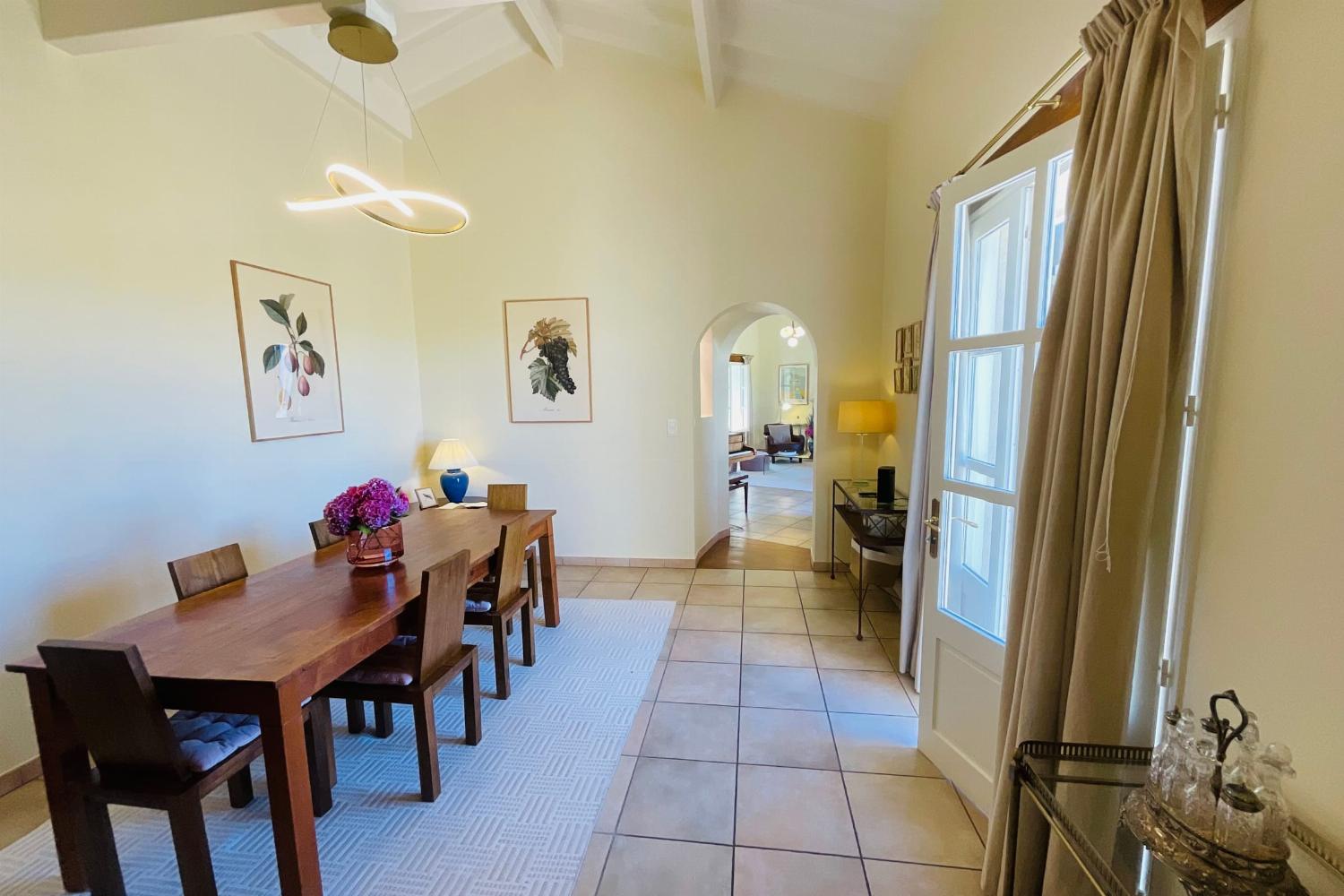 Dining room | Holiday home in Nouvelle-Aquitaine