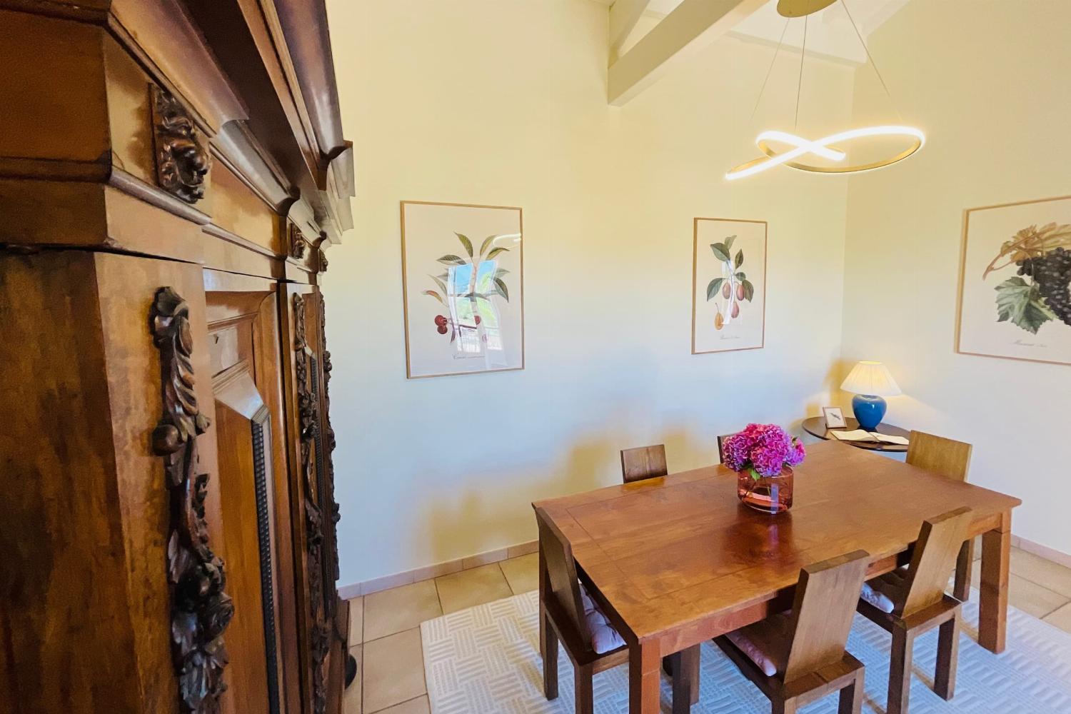 Dining room | Holiday home in Nouvelle-Aquitaine