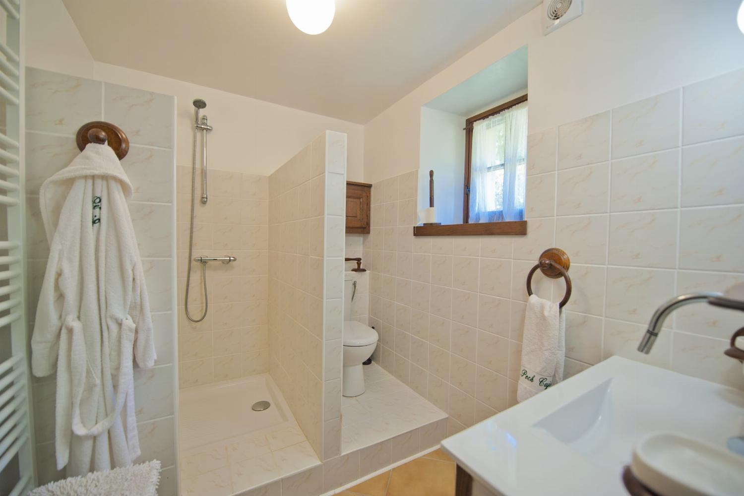 Bathroom | Rental home in Lot