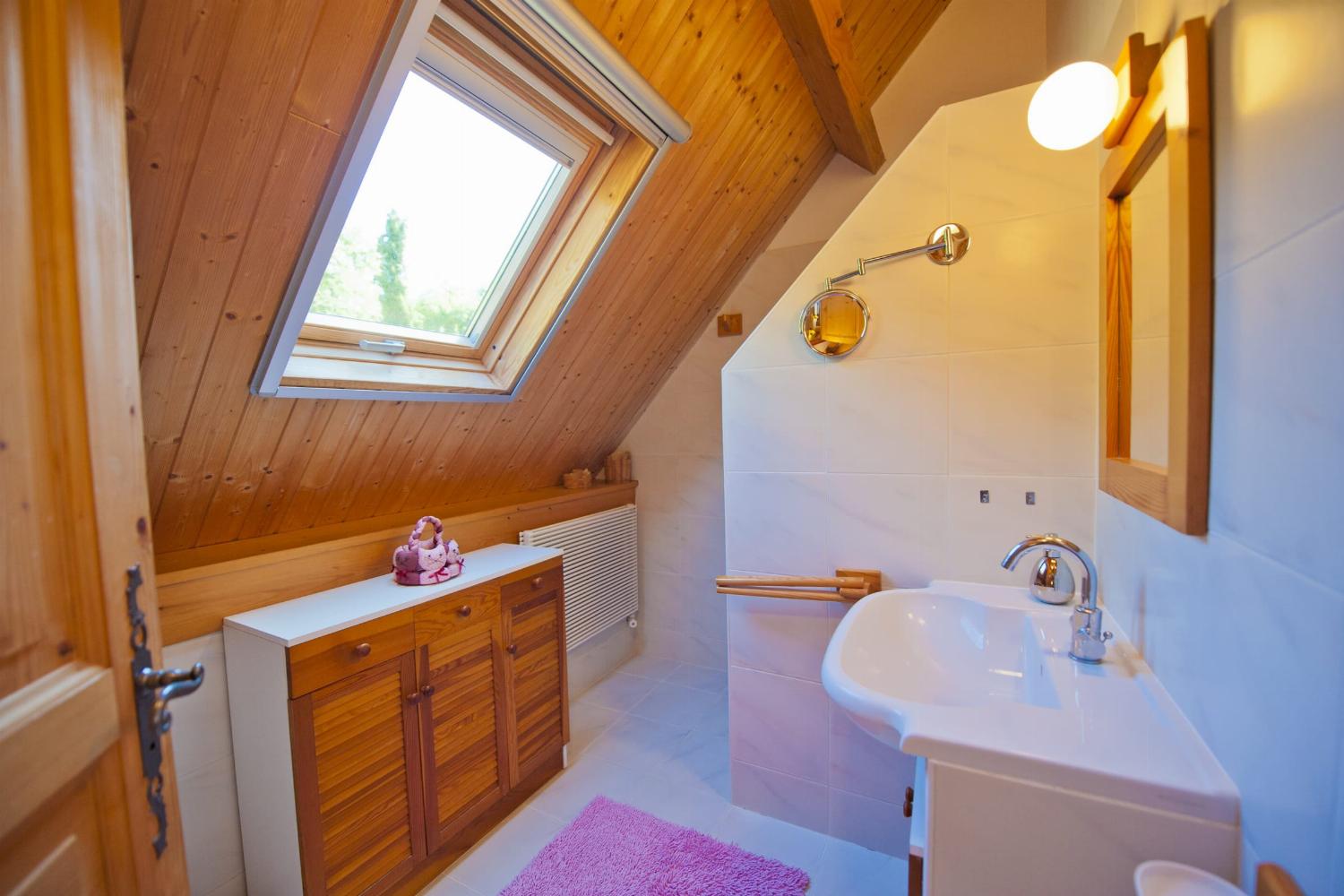 Bathroom | Rental home in Lot
