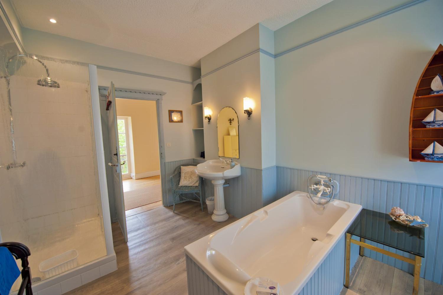 Bathroom | Holiday château in Dordogne