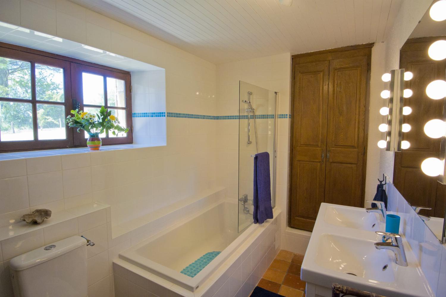 Bathroom | Rental accommodation in Dordogne