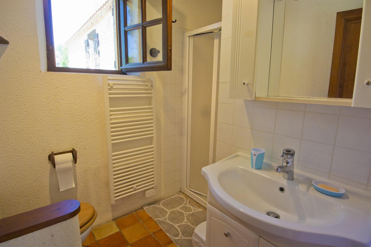 Bathroom | Rental accommodation in Dordogne