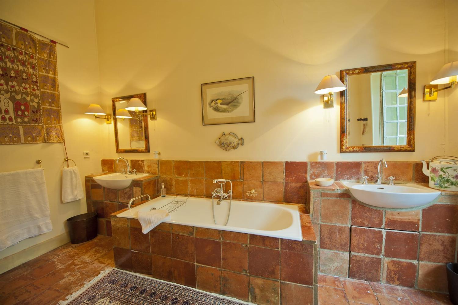 Bathroom | Holiday château in the Gers