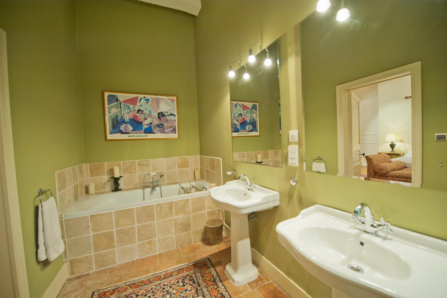 Bathroom | Holiday château in the Gers