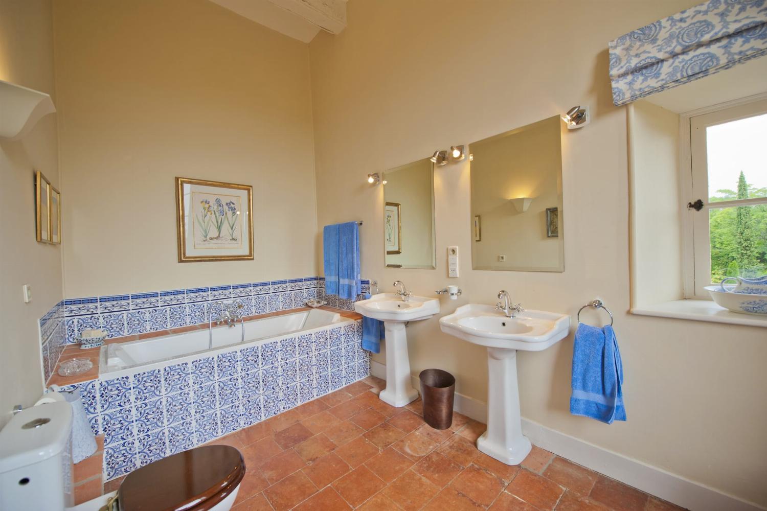 Bathroom | Holiday château in the Gers