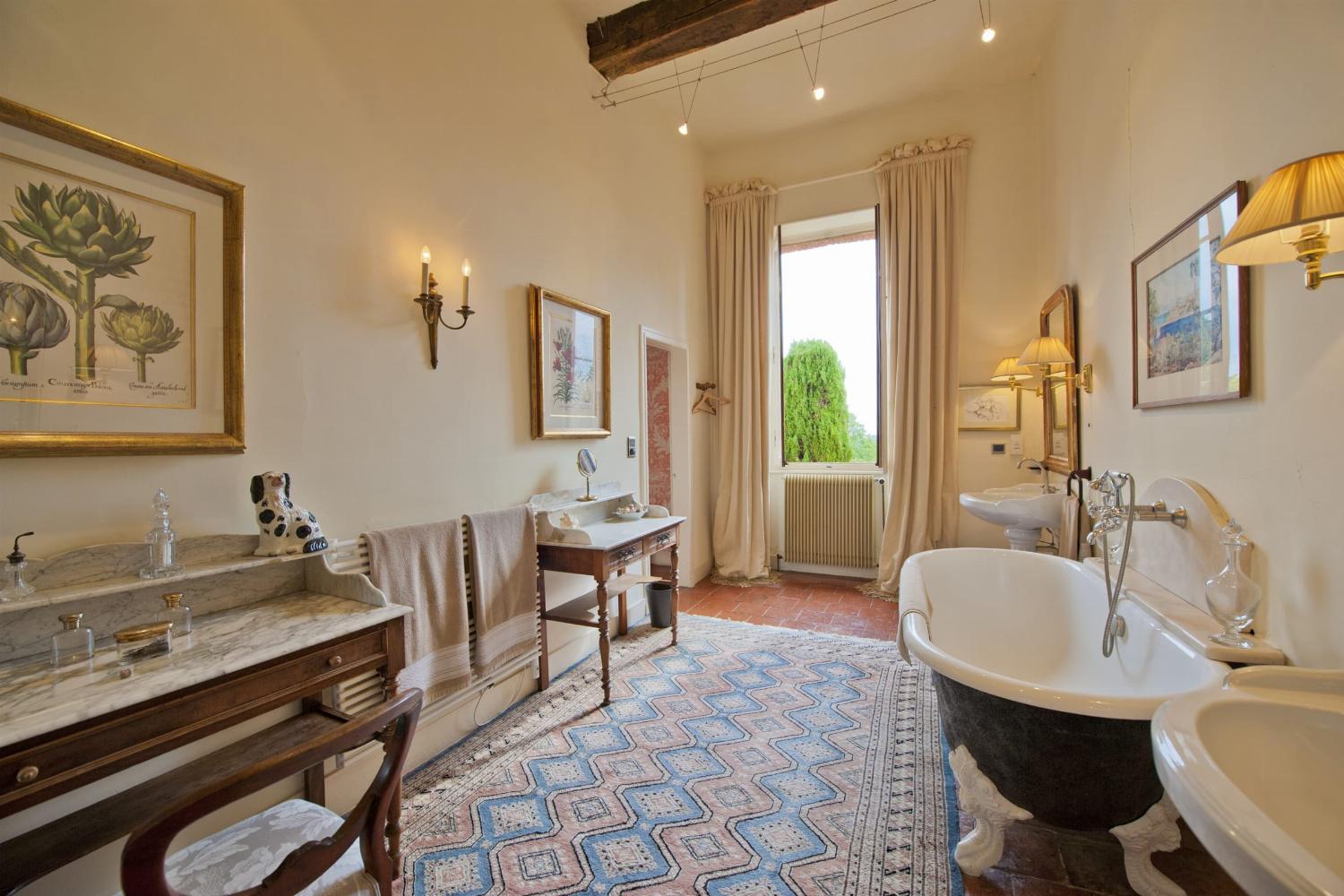 Bathroom | Holiday château in the Gers