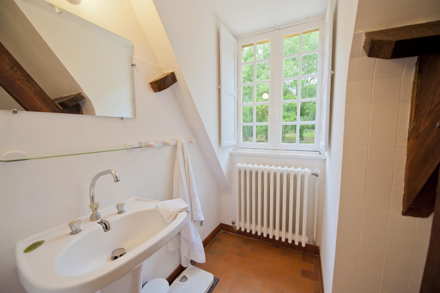 Bathroom | Rental accommodation in Dordogne