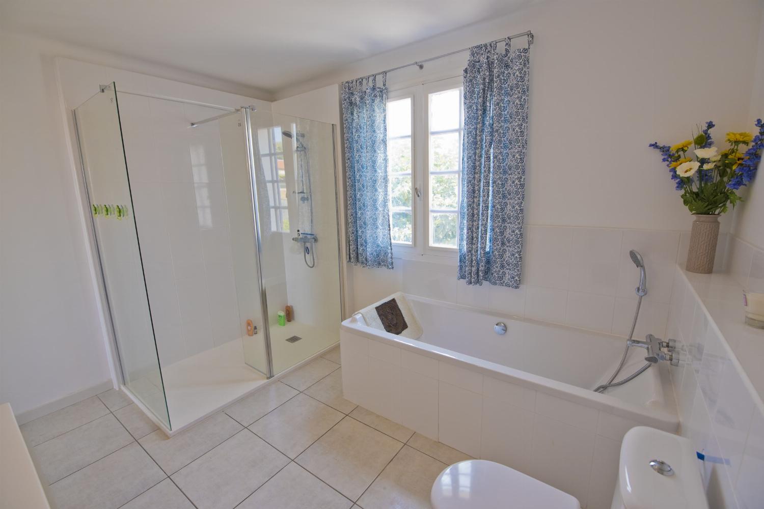 Bathroom | Rental home in South of France