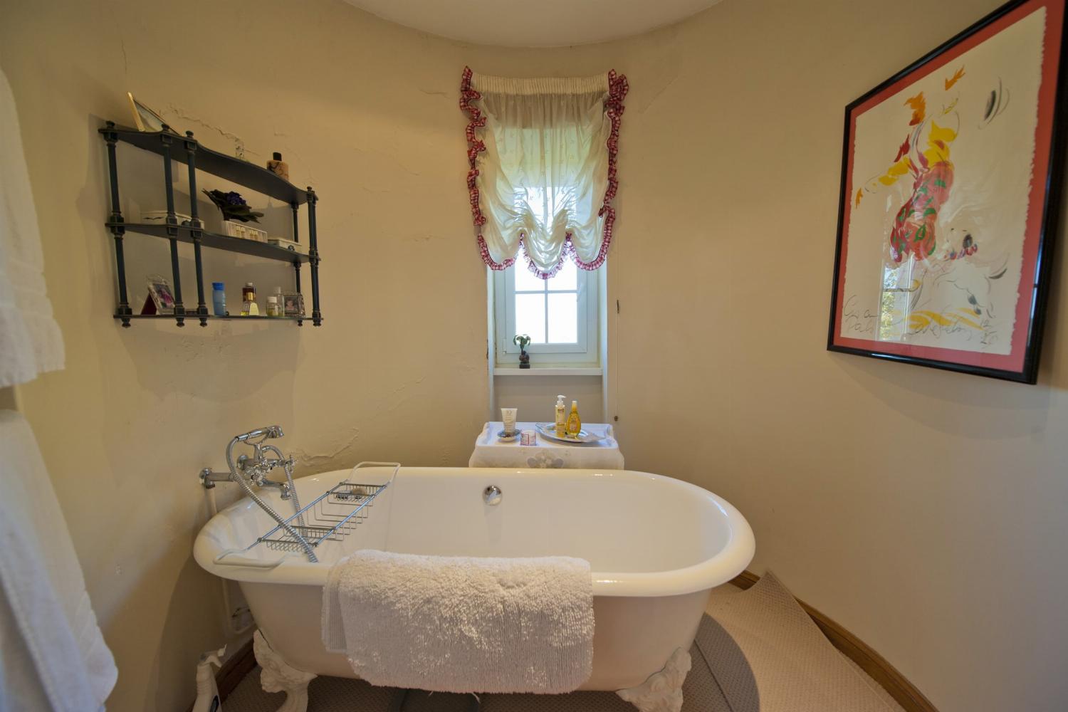 Bathroom | Holiday château in Ariège