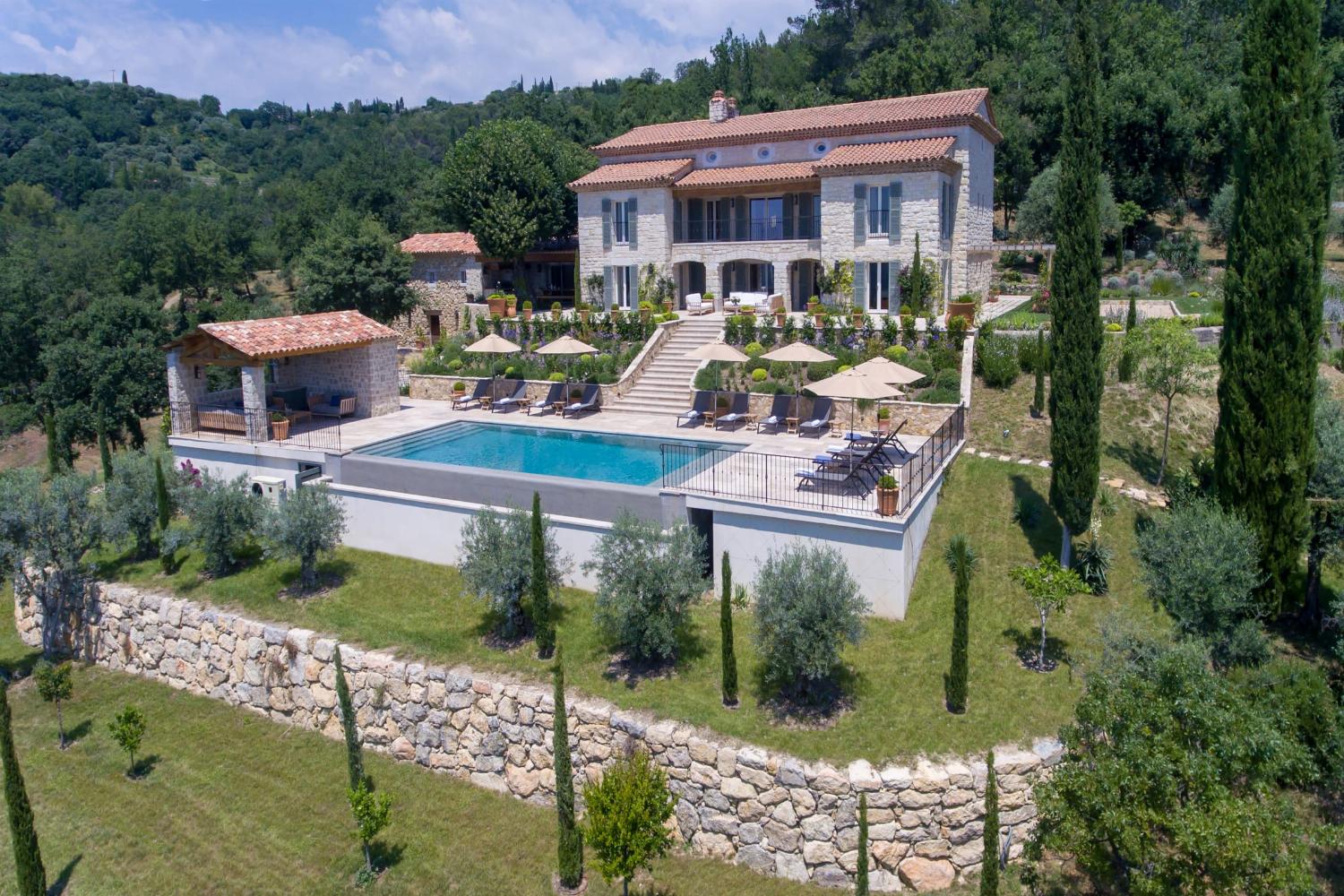 Holiday home in Provence with private heated infinity pool