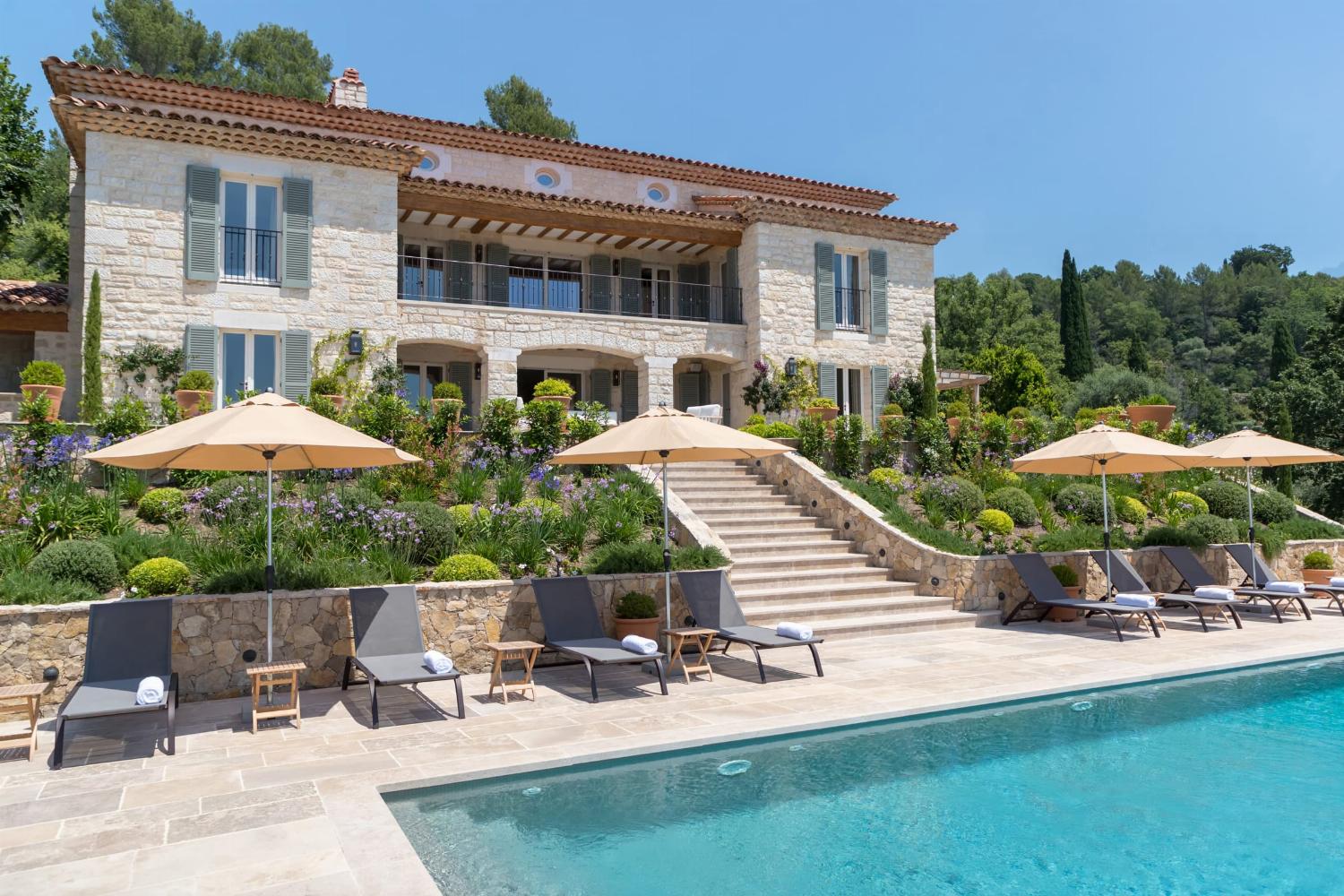 Holiday home in Provence with private heated infinity pool