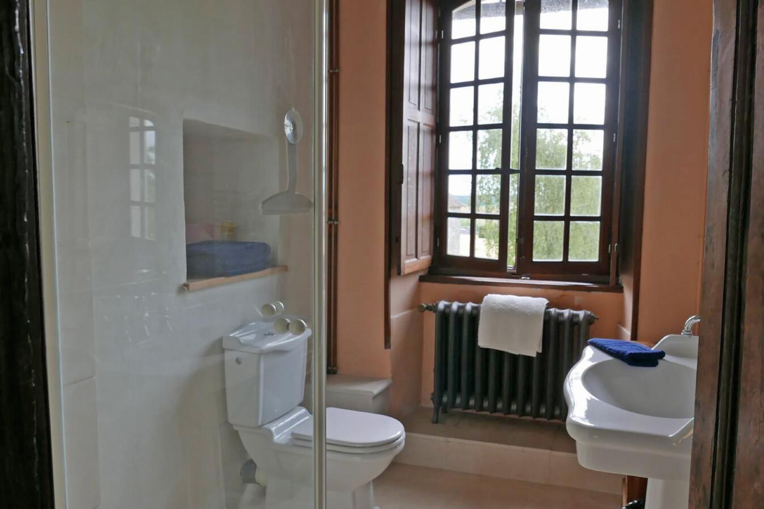 Bathroom | Holiday château in Vienne